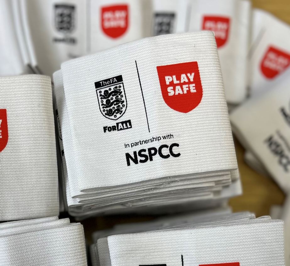 LancashireFA's tweet photo. PLAY SAFE | We have some 𝙁𝙍𝙀𝙀 𝘾𝙖𝙥𝙩𝙖𝙞𝙣’𝙨 𝙖𝙧𝙢𝙗𝙖𝙣𝙙𝙨 for affiliated youth teams to collect from our offices at the County Ground, Leyland!

📆 Collection today and tomorrow until 6pm. 

👉 The team will also be at matches this weekend to distribute some armbands. https://t.co/AQZPuOA5Lc
