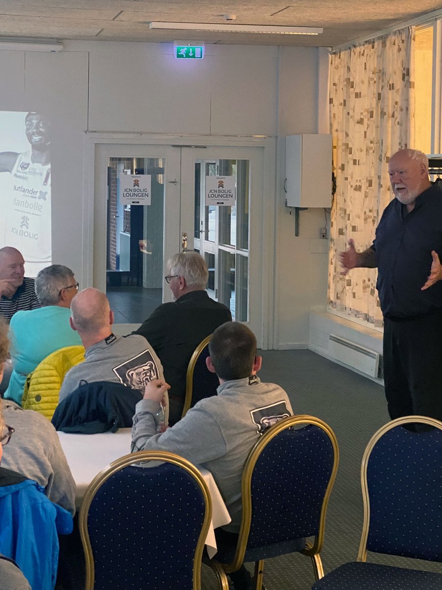 𝗖𝗹𝗮𝘂𝘀 𝗛𝗼𝗺𝗺𝗲𝗹𝗵𝗼𝗳𝗳 𝗸𝗶𝗴𝗴𝗲𝗱𝗲 𝗳𝗼𝗿𝗯𝗶 𝗱𝗲 𝗳𝗿𝗶𝘃𝗶𝗹𝗹𝗶𝗴𝗲
Inden onsdagens kamp mod Bears Academy havde Bakken Bears arrangeret et møde for nye og gamle frivillige. Også bestyrelsesformand Claus Hommelhoff var forbi mødet, hvor han roste de frivillige💙🏀