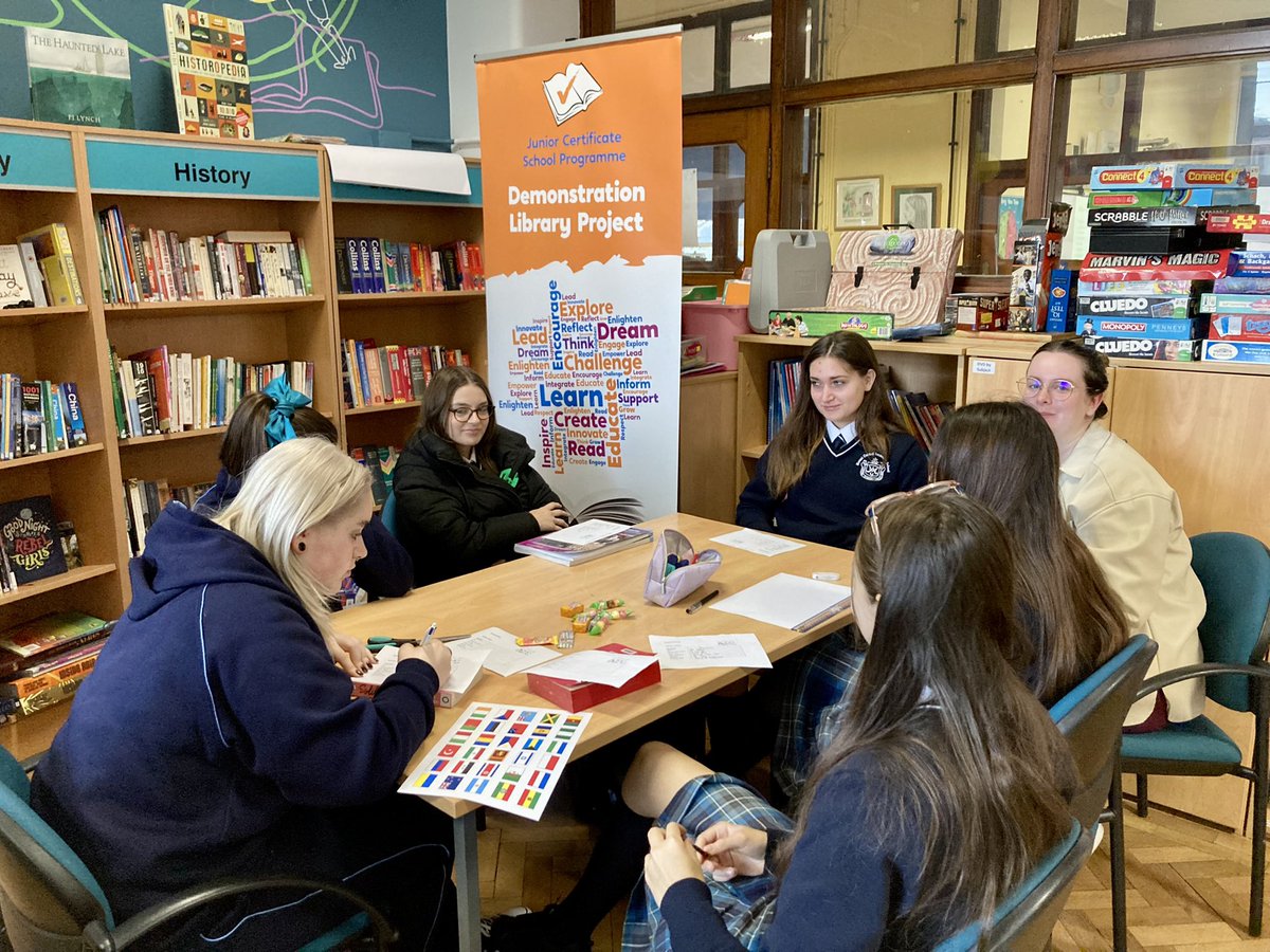 mtcarmellib's tweet photo. Great fun with students & staff Language Speak Dating in our school library🇺🇦🇷🇴🇮🇳🇫🇷Students taught us key phrases in their first language. It was lovely hearing them expressing themselves in their own languages & good way to mark #EuropeanDayofLanguages #EDL2022 #jcsplibraries https://t.co/ELAFDkwcQH
