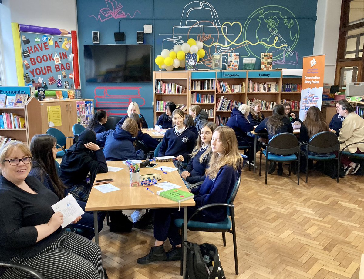 mtcarmellib's tweet photo. Great fun with students & staff Language Speak Dating in our school library🇺🇦🇷🇴🇮🇳🇫🇷Students taught us key phrases in their first language. It was lovely hearing them expressing themselves in their own languages & good way to mark #EuropeanDayofLanguages #EDL2022 #jcsplibraries https://t.co/ELAFDkwcQH