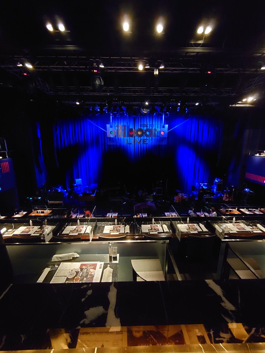 gtrgt5's tweet photo. 本日参戦2回目のSmoke &amp; Blue（1st公演）でした。BillboardLIVE東京1回目とはセトリ変わってて、しかもいろんなアルバムからチョイスしてくれたので新鮮で更にノリノリで聴けました🎸ホボキンサイコー💯
来月は最後の横浜！今から愉しみ😊
#佐野元春 https://t.co/lLjMzxZTxY