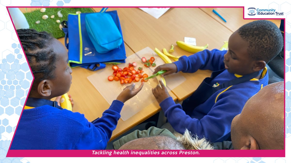 pnecommunity's tweet photo. 📸 𝙎𝙢𝙤𝙤𝙩𝙝𝙞𝙚 𝙢𝙖𝙠𝙞𝙣𝙜 🍓

#PNECET is delivering the Play and Skills at Teatime Activities [PASTA] programme at @SMGPrimary to educate pupils about healthy eating. 😋

In week two of the programme, pupils have been making healthy smoothies with fresh fruit. 👏

#pnefc https://t.co/OwnV1X8biI