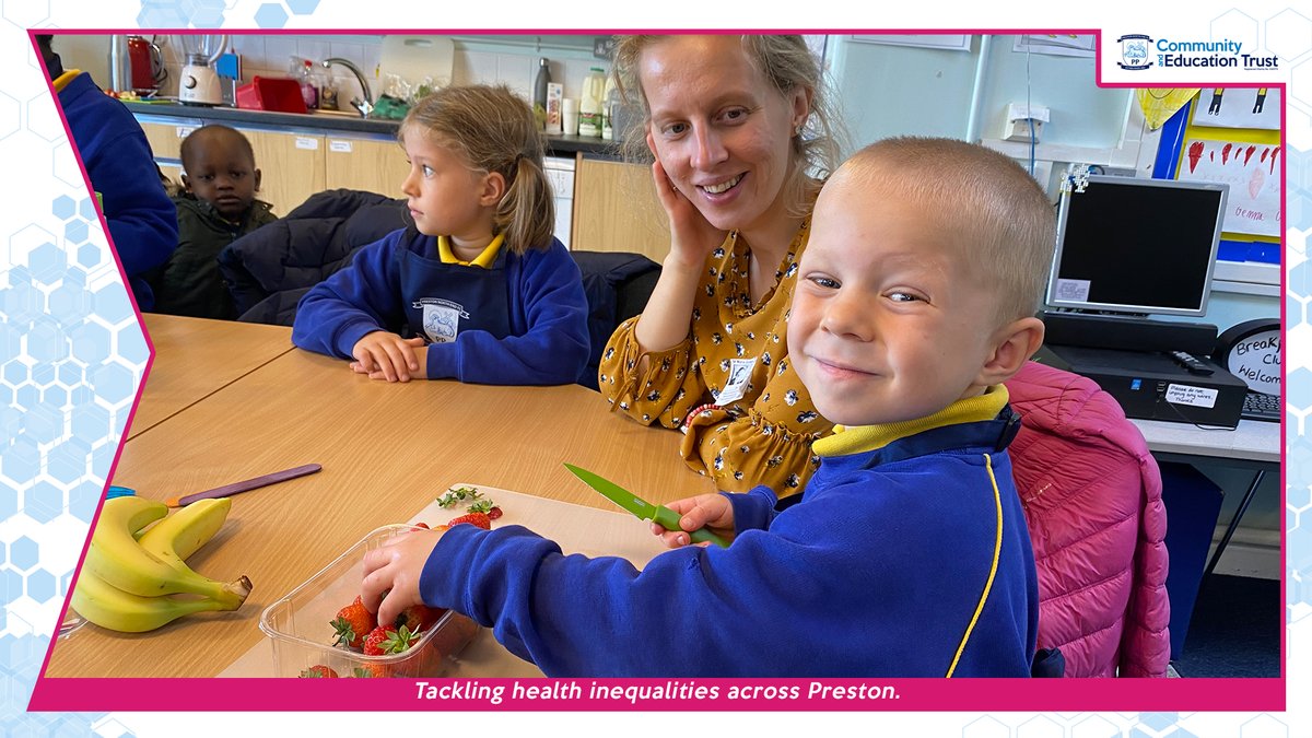 pnecommunity's tweet photo. 📸 𝙎𝙢𝙤𝙤𝙩𝙝𝙞𝙚 𝙢𝙖𝙠𝙞𝙣𝙜 🍓

#PNECET is delivering the Play and Skills at Teatime Activities [PASTA] programme at @SMGPrimary to educate pupils about healthy eating. 😋

In week two of the programme, pupils have been making healthy smoothies with fresh fruit. 👏

#pnefc https://t.co/OwnV1X8biI