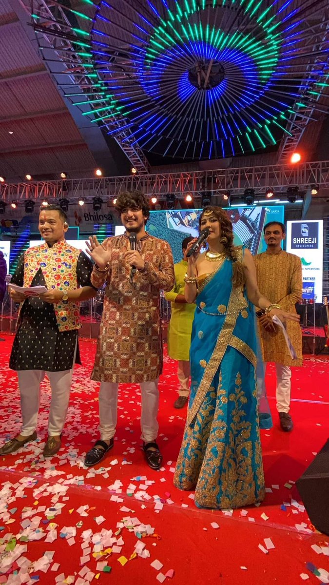 KrishnaShantiP1's tweet photo. Film #ishqpashmina promoted by Gujarati popular singer, Geeta Rabari in Surat, Gujrat.
| Bhavin Bhanushali | Malti Chahar | Zarina Wahab |Brijendra Kala

@ArvindPDirector
@navinvmishra 
@BhavinB_FC
@ChaharMalti
@KrishnaShantiP1
@RajeshGPandey
@Geetarabari7 https://t.co/ORkS11Q7pY
