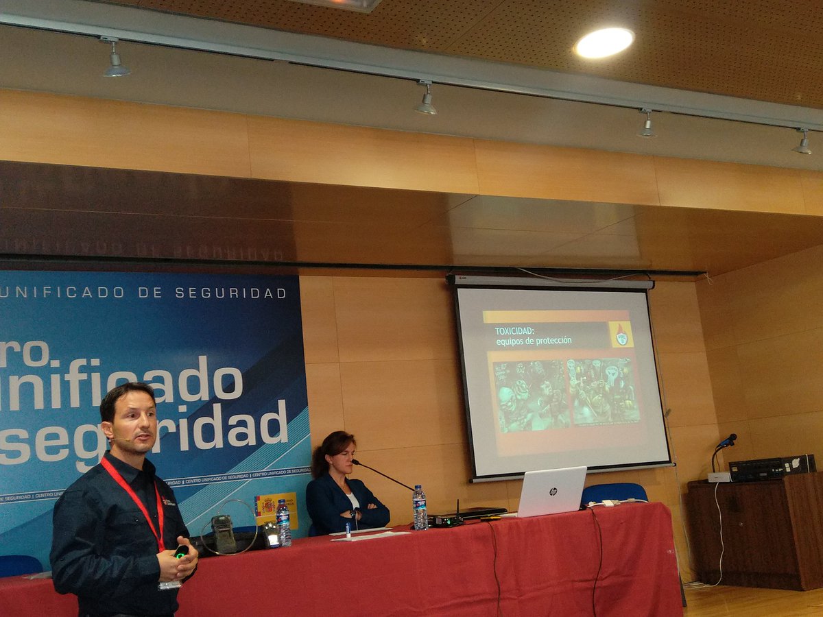 VctorManueFdez's tweet photo. ➡️ Carlos Artero nos ha detallado en su  ponencia, la importancia del buen uso de los detectores de gas en el transcurso de nuestras intervenciones, así como el conocer perfectamente estos equipos.
#PRL #Formación #Bomberos https://t.co/Dz1Xabdlyv