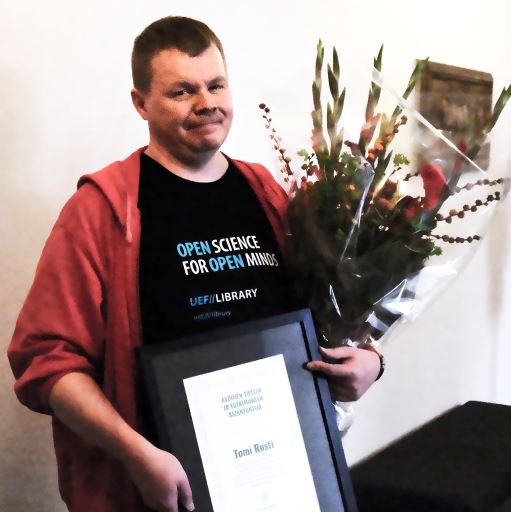 Avoimen tieteen ja tutkimuksen asiantuntijapalkinnon 2022 saaja on ansaitusti <a href="/UniEastFinland/">University of Eastern Finland</a> tietoasiantuntija @RostiTomi! 🎉  Onnittelut palkinnosta ja kiitokset merkittävästä panoksesta avoimen tieteen ja tutkimuksen edistämiseksi! #avointiede