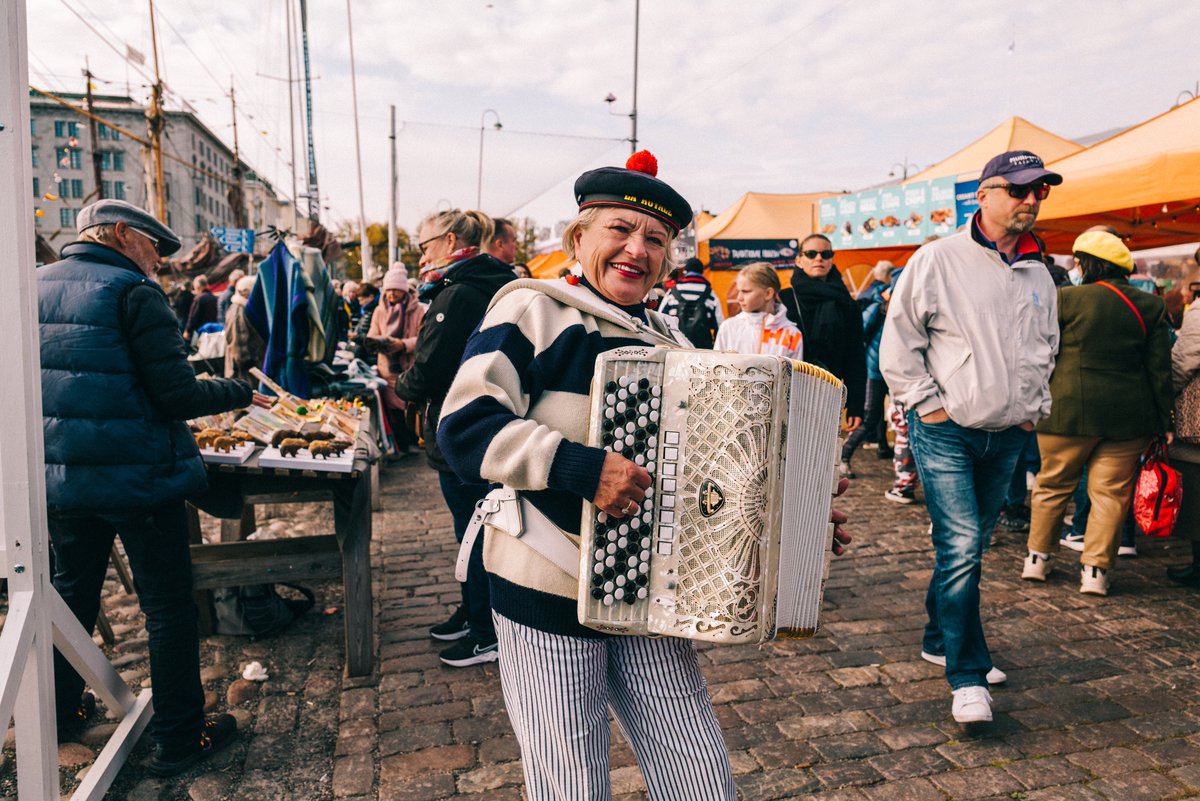 Helsinki Baltic Herring Market starts this Sunday! 🐟The event held since 1743 combines the old archipelago traditions with modern food culture. 🎣Find out more: silakkamarkkinat.fi/en/helsinki-ba…  📸Kim Öhman, Julia Kivelä #VisitFinland #OurFinland