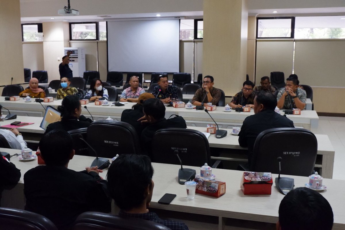 SetwanDPRDMks's tweet photo. Komisi C menggelar Rapat dengar pendapat malam ini kamis 29/09/2022 di ruang banggar, terkait lahan pembangunan RS. Siloaam dan perizinan RS. Cahaya medika https://t.co/IXOrqFyOhv