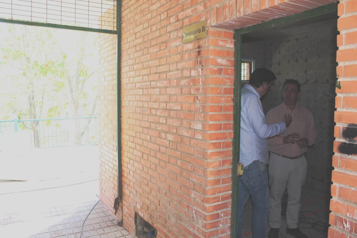 🚧 El <a href="/AytoJaen/">Ayuntamiento de Jaén</a> ejecuta la renovación integral de los vestuarios y el terreno de juego de las pistas deportivas de #ElTomillo con una inversión de 42.000 💶 

También se intervendrá  en las pistas de El Valle y en el frontón de La Salobreja con una inversión total de 92.000 💶