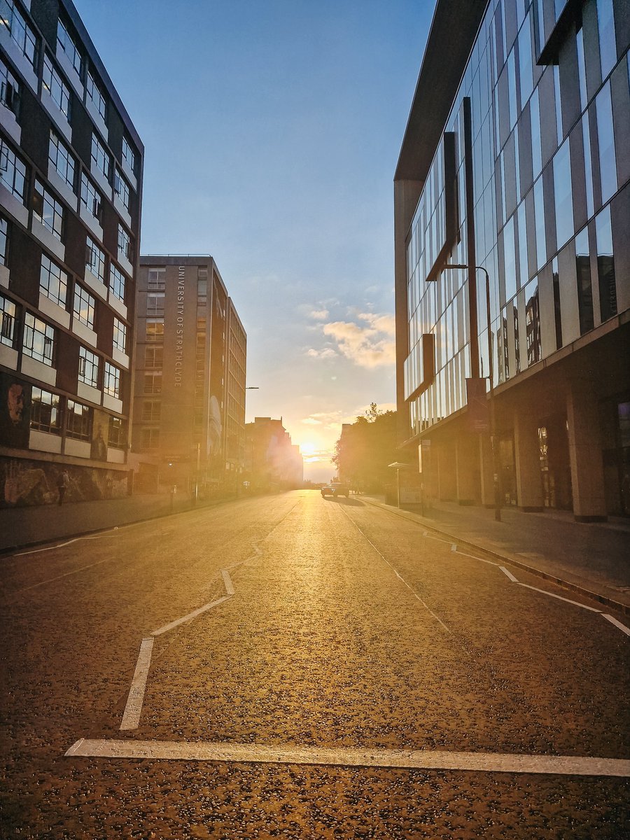 _CManning's tweet photo. What a view this morning heading into @UniStrathclyde ☀️ a glorious Strathy Sunrise ☀️ #HappyThursday https://t.co/HBE1nOm553