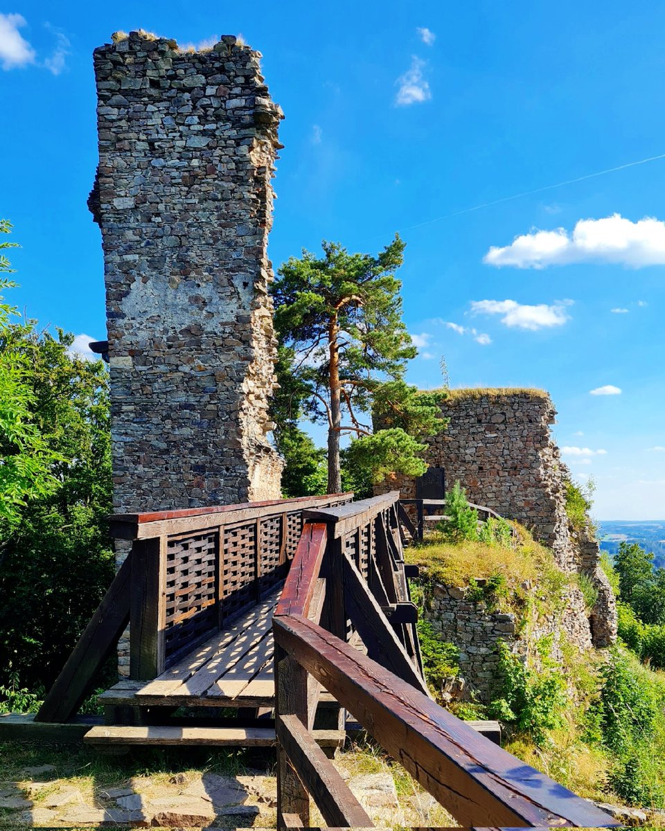 HBaksova's tweet photo. Zubštejn. 🏰
#view #viewpoint #castle #castles #castleview #magicview #landscape #landscapecapture #landscapephotography #panoramaphotography #nature #naturelove #naturelover #natureaddict #naturephotography #photography #samsungphotography #beautifulnature #ceskakrajina #hrad https://t.co/w2s6owBCHd