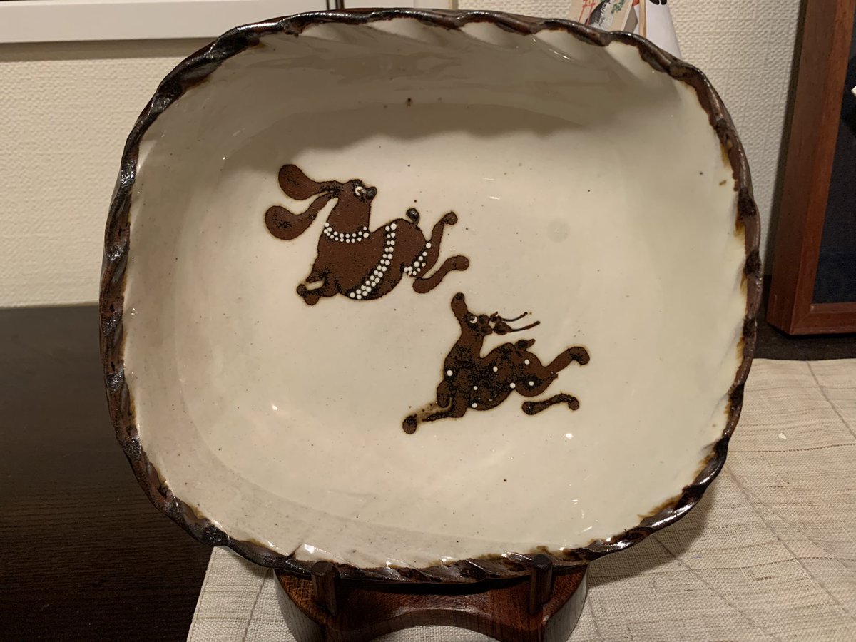 hiroSugi_PR02's tweet photo. 週末混みそうなので本日行ってきました民藝展
気になるものありすぎて危険な目つきで古民家の会場ウロチョロ。。
戦利品は可愛い🐇🦌平皿とケヤキの皿立て、茶たくなどなど
ベルーリアのお兄さん、ずっと付き合わさせてゴメンなさいね🙇♂️
#四辻の齋嘉 #Belluria
#民藝 #出雲民藝 #桐生市 https://t.co/yEGXdkX2lT