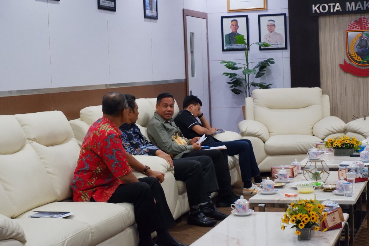 SetwanDPRDMks's tweet photo. Rapat konsultasi pimpinan DPRD kota Makassar bersama sekretaris DPRD kota Makassar didampingi para kepala bagian membicarakan terkait kegiatan DPRD kota Makassar https://t.co/IduXjXB3kS