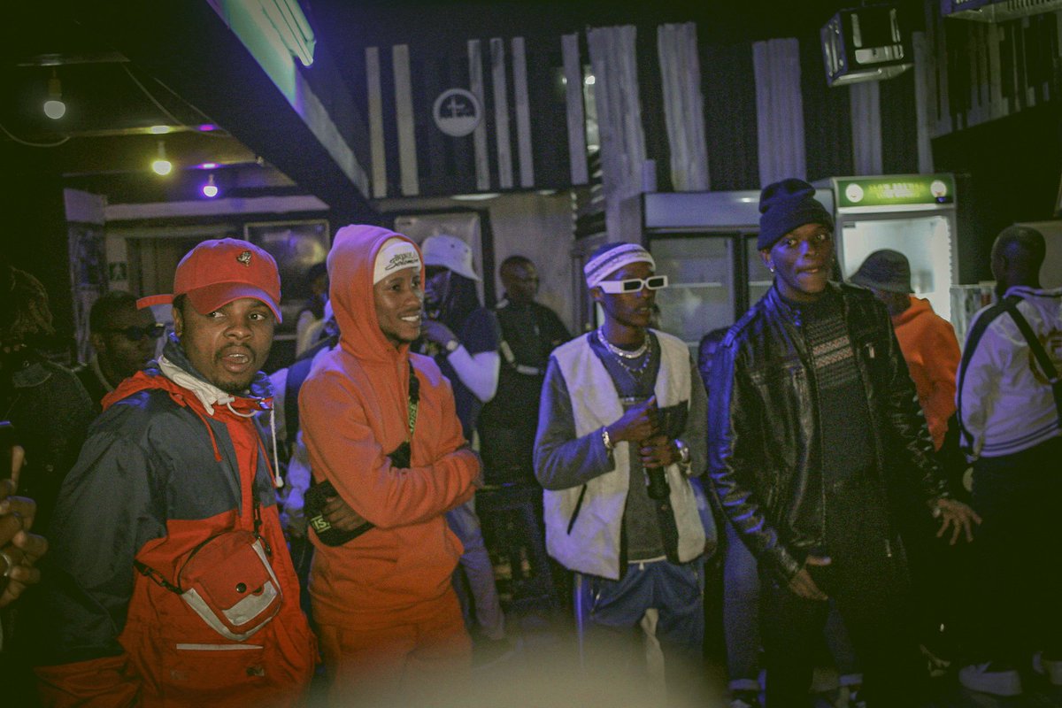 Cool nights in the bar with the coolest people 😎🍻

#vinyllifestylebar #marshalltown #thecoolestbar #mohlakanyojozi