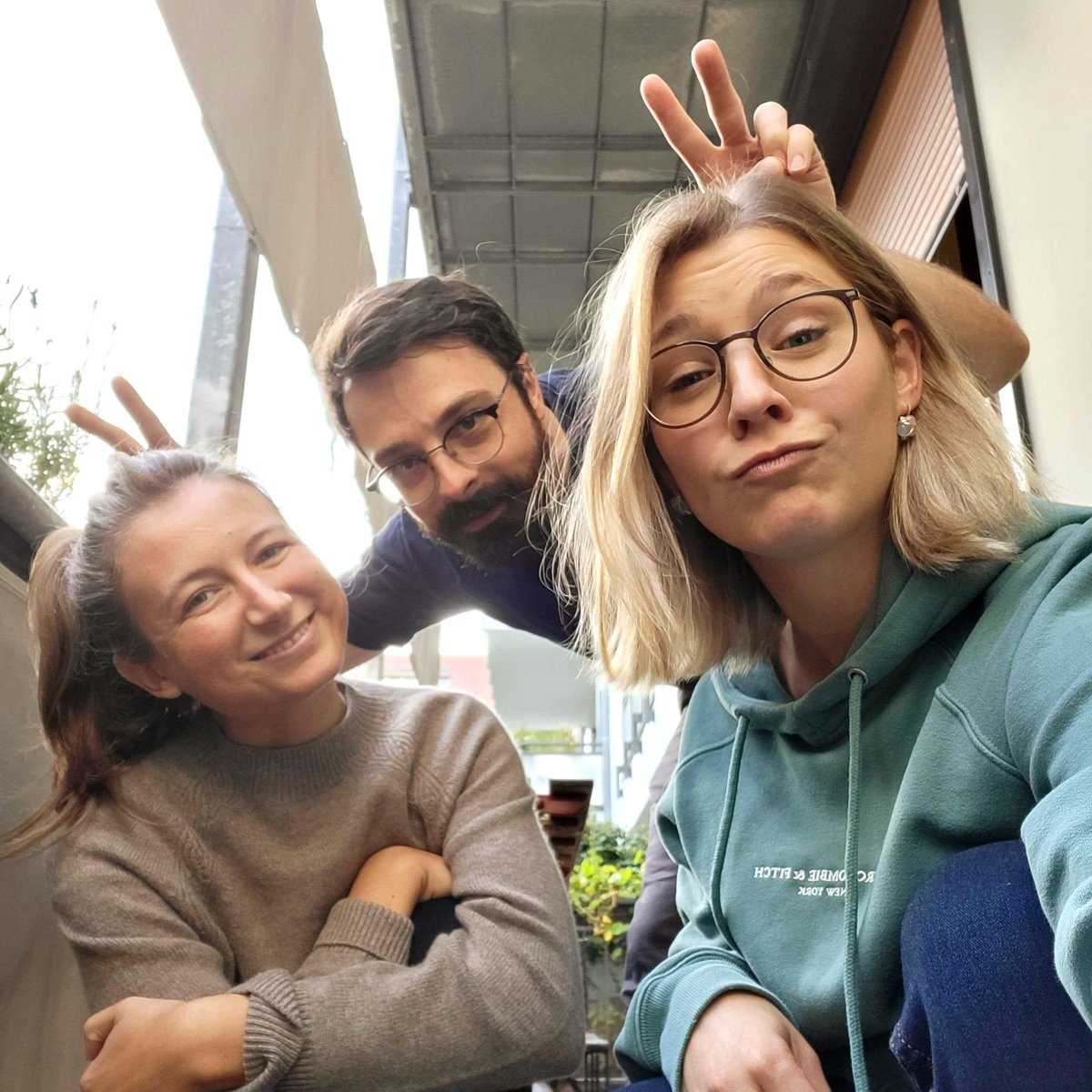 Die #Herbstzeit beginnt bei den tfits - jetzt wird so langsam das Büro auf dem Balkon abgebaut.

Trauern wir dem wunderschönen Balkon hinterher? Ja.
Ist es einfach zu kalt, um draußen zu arbeiten? Ja.
Freuen wir uns schon heimlich auf die Balkonsaison nächstes Jahr? Ja!
#insights