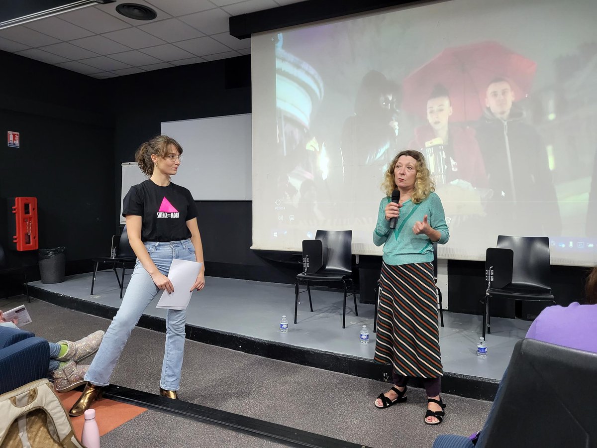 ☂️Quelle salle chaleureuse hier ! 💖 Nous avons bien fait de ne rien lâcher pour que ces discussions puissent avoir lieu. Merci au public et aux intervenantes d'avoir fait vivre le débat sur l'accès aux droits @amnestyfrance @actupparis @FParapluieRouge @MdM_France #RosesdAcier