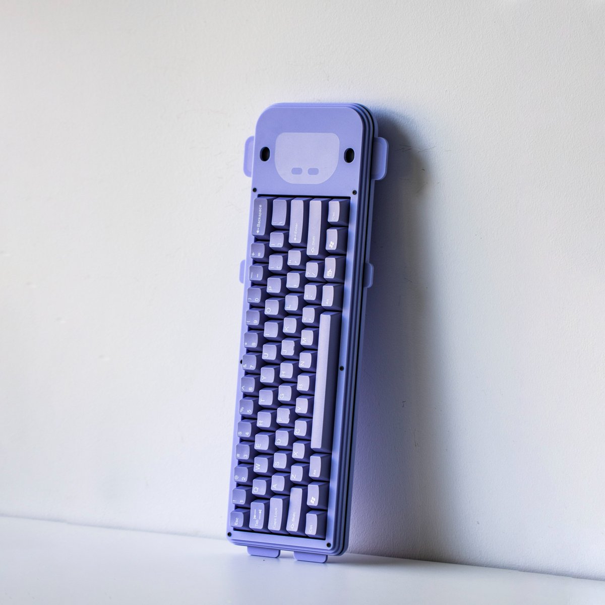 discord_fr's tweet photo. VOICI LE CLAVIER WUMPUS COLLECTOR À GAGNER. 🎁

Donc à vos calculatrices les petits potes, il vous reste jusqu'à lundi 10h. 🧮 https://t.co/tpkwt66mFb