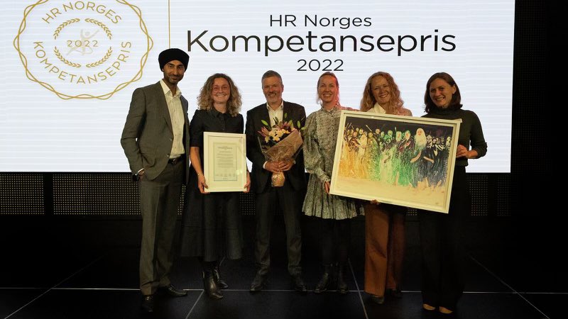 Andreas_Gaarder's tweet photo. På vegne av @Utenriksdept tok jeg i dag imot HR Norges Kompetansepris 2022. Døgnet rundt, og i over 100 land, er UDs ansatte på jobb for å ivareta norske interesser, ofte under svært krevende forhold. Dette er en anerkjennelse av det arbeidet. @EvenBolstad @HRNorge @km_dep https://t.co/wRvzEOYOVh