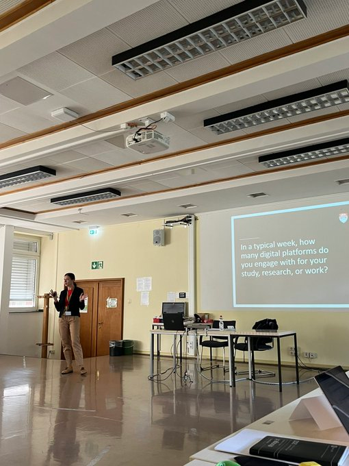 HdHf_TUDortmund's tweet photo. 🙇#Workshop round 3 has started❕
🗣️Dr. Janja Komljenovic (@J_Kom_, @LancasterUni) gives a talk about digital higher education: platformization, privatisation and a new governance model
➡️We're excited❕
#HERSS #HigherEd #phdforum #phdlife @liudvikaleisyte @uwewilkesmann https://t.co/OJCfm1F0uh