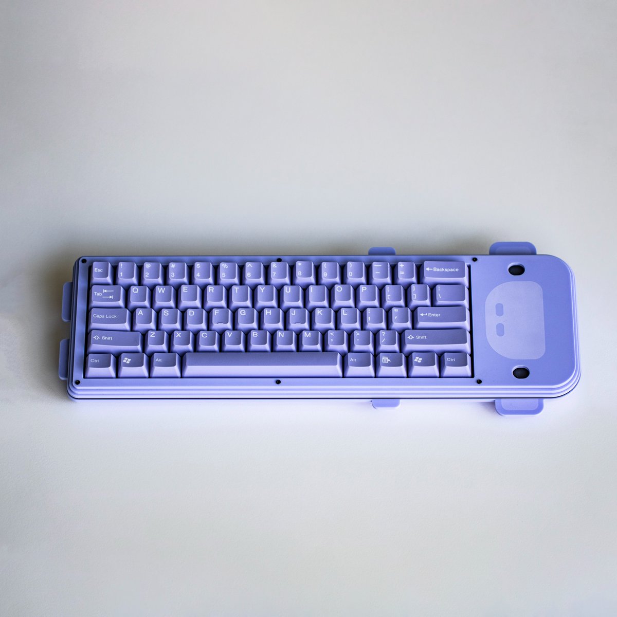 discord_fr's tweet photo. VOICI LE CLAVIER WUMPUS COLLECTOR À GAGNER. 🎁

Donc à vos calculatrices les petits potes, il vous reste jusqu'à lundi 10h. 🧮 https://t.co/tpkwt66mFb