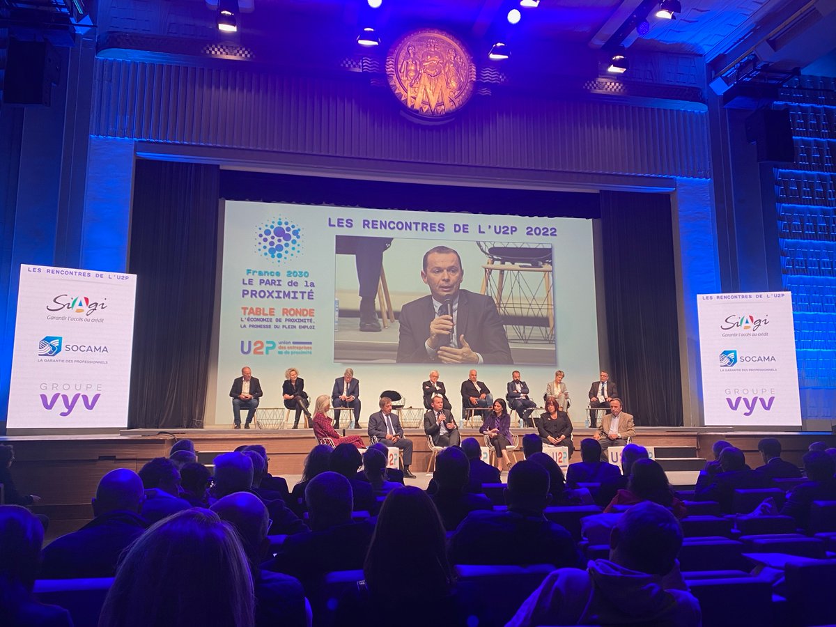 Rencontre et échanges avec Olivier Dussopt, ministre du Travail, du Plein emploi et de l'Insertion qui participe à la table ronde U2P « L’économie de proximité, la promesse du plein emploi ». La Coiffure participe à ce plein emploi avec plus de 175 800 actifs et 19 000 apprentis