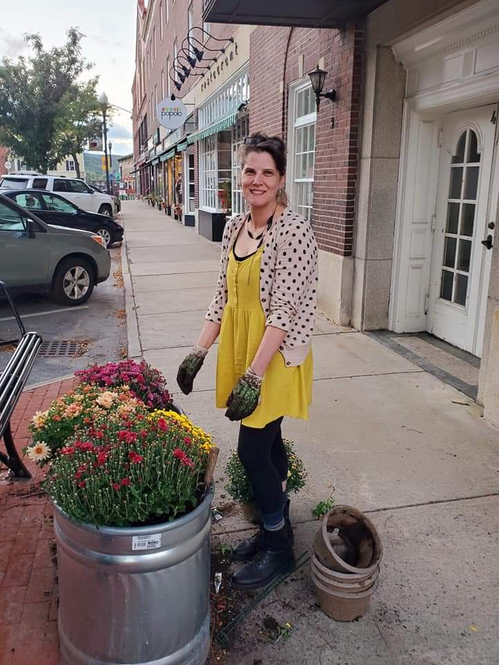 FlatIronCoop's tweet photo. Thanks to one of our worker owners for putting Concern for Community in action by helping plant mums after work, part of the Keep BF Beautiful project.  
We would love to see what your co-op is doing! 
#workerowned #concernforcommunity #coopprinciples https://t.co/iHhCO9zuUa