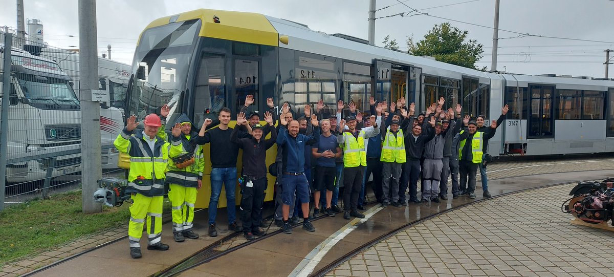🇦🇹 🇬🇧 From #TeamAlstom Austria with love! The last #tram for Manchester has been flagged off our factory in Vienna last week towards Manchester. This very successful cooperation has lasted more than 15 years and a total of 147 trams were produced and delivered. Gute Reise!