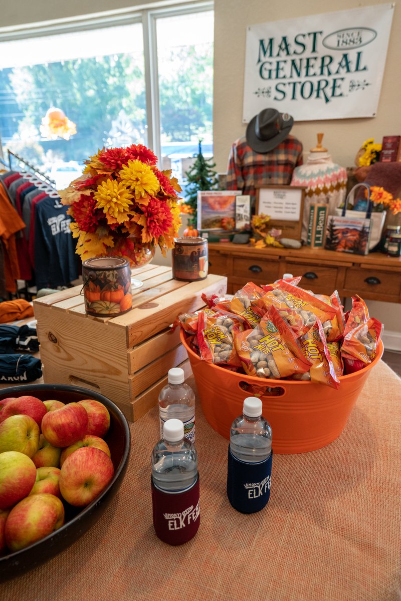 VisitNCsmokies's tweet photo. Have you Herd? @RMEF has their #GreatElkTour set up at the Visitor Center (located at 1110 Soco Rd. Maggie Valley)! Come check it out and get some cool t-shirts and goodies while you're here. #haynow https://t.co/ZYmXZXMLcH