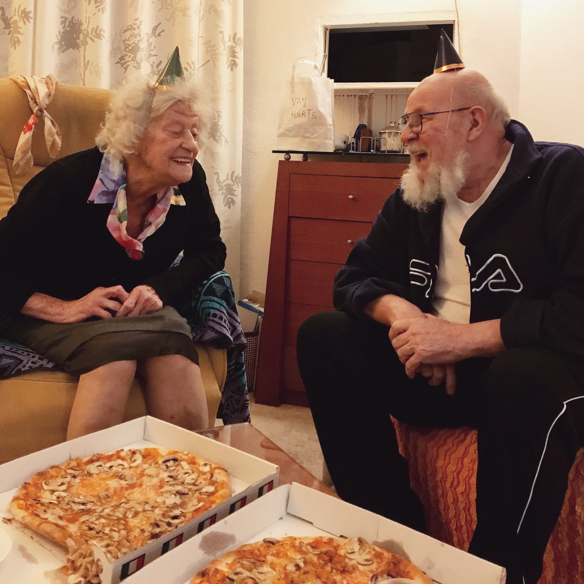 Feestje! Samen eten, samen lachen. Het is Week van de ontmoeting bij Oog voor Utrecht! Check ons programma: oogvoorutrecht.nl/programma-week… #weektegeneenzaamheid #eentegeneenzaamheid