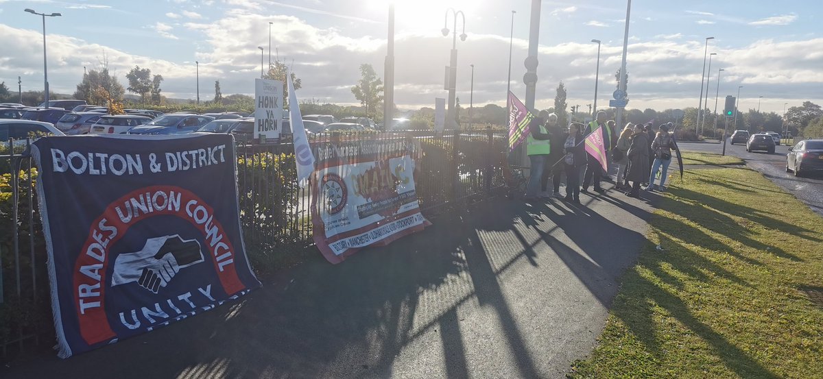 Great to be down at the <a href="/OCSDispute/">OCS in UNISON - North West</a> this morning sending solidarity from <a href="/GmaTuc/">President GMA TUC</a>, <a href="/BoltonTUC1/">@BoltonTUC</a> and <a href="/UsdawUnion/">UsdawUnion</a>!

Was also great to meet <a href="/cmcanea/">Christina McAnea</a>!

Solidary, Comrades!