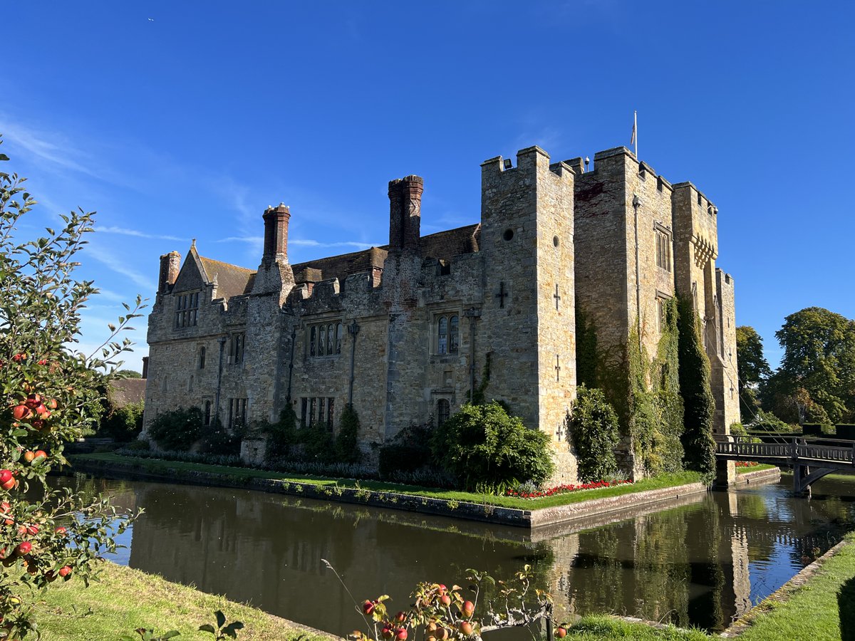 Hever Castle tweet media