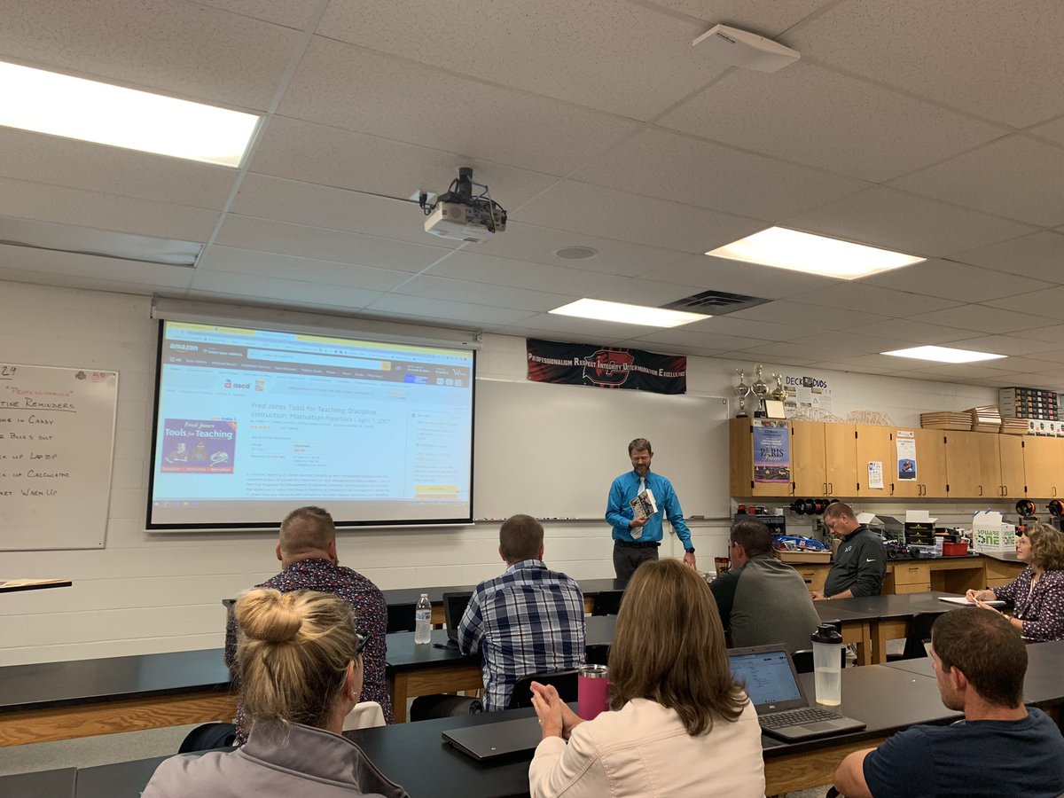 ccs_super's tweet image. Mr Hillegonds  @CHSespanyolo 
presenting on books to support their teaching. #NonVerbalCues