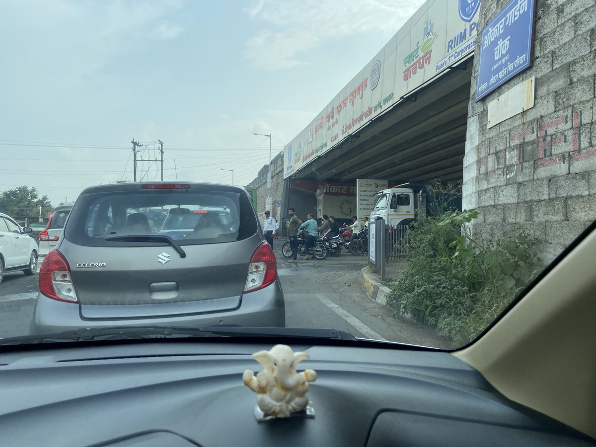UdayDeo9's tweet photo. Bavdhan Pune Omkar Garden chowk is jam always No disciple on part of drivers &amp; no effective traffic controllers ⁦@PMOIndia⁩ ⁦@nitin_gadkari⁩ 

Now chandani chowk bridge demolition adding to worry of all common people travel https://t.co/DzNs9doXpm