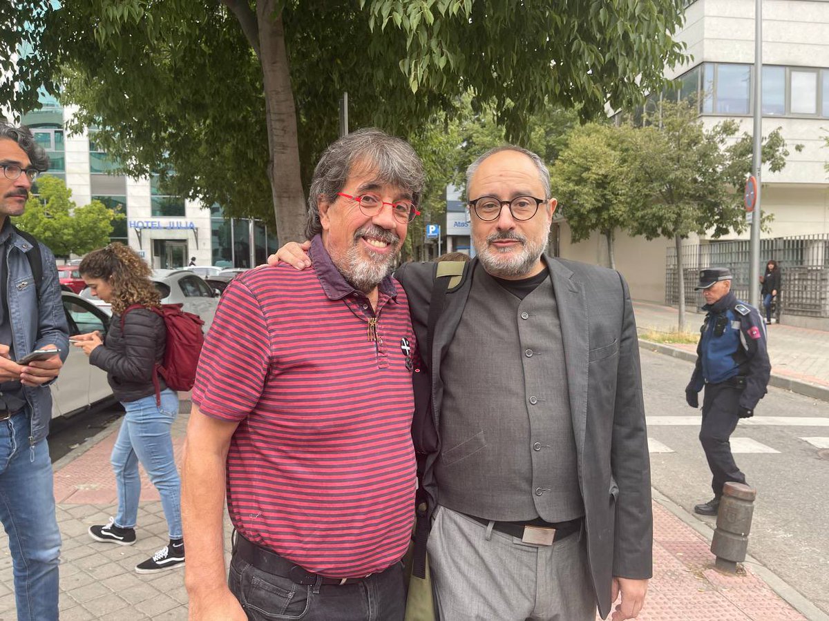 ⬛️⬜️ Avui acompanyem <a href="/antoniobanos_/">Antonio Baños</a>, exsecretari nacional de l'<a href="/assemblea/">Assemblea Nacional Catalana</a>, al Tribunal Suprem per negar-se a contestar Vox durant el #JudiciALaDemocracia. Un gran exemple de dignitat democràtica.

Sempre serem amb tots els represaliats i de cara contra l'extrema dreta.