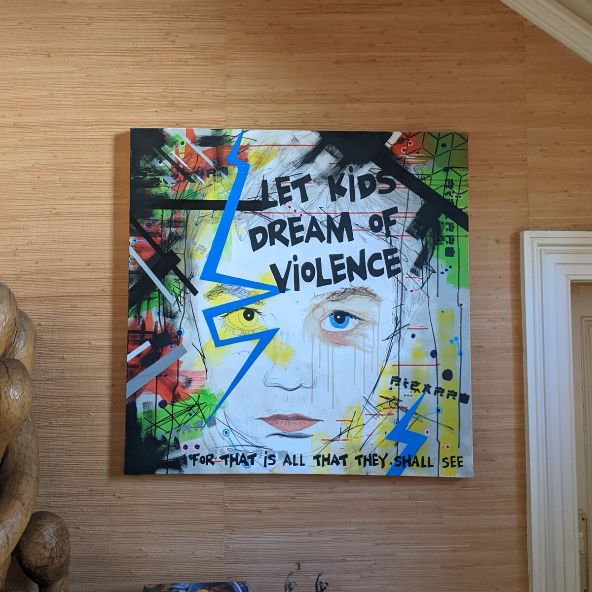 Thisisidiom's tweet photo. Here at id-iom we always love to see a piece in its forever home. And here we have ‘Let kids dream of violence’ . It's1m x 1m canvas &amp; is based on an excerpt from J G Ballards ‘Kingdom Come’

#jgballard #canvas #art #painting #dystopian  #kids  #thisisidiom #book#boy #child #face https://t.co/YtgqlEPoWN