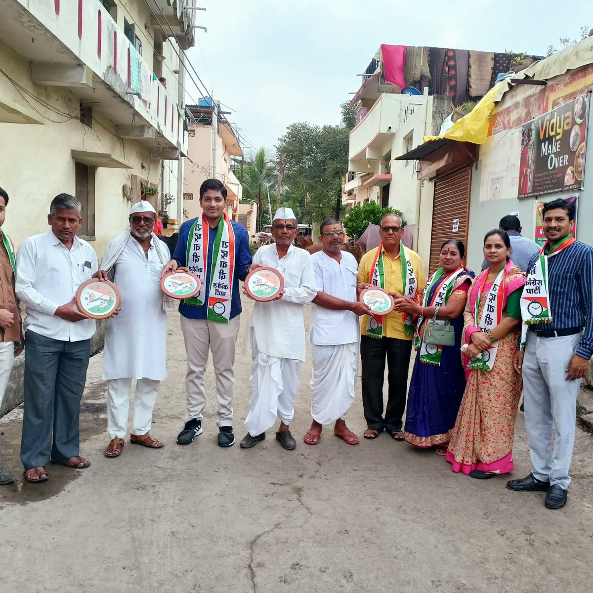 SanketRModi's tweet photo. अंबाजोगाई शहरातील रेणुका वसाहत, केशव नगर, चौसाळकर कॉलनी येथे राष्ट्रवादी आपल्या दारी अभियाना अंतर्गत घड्याळाचे वाटप केले.तसेच नागरिकांशी संवाद साधला.
@AjitPawarSpeaks @dhananjay_munde
#SanketRModi #Ambajogai #NCP https://t.co/nk5VEJPmsk