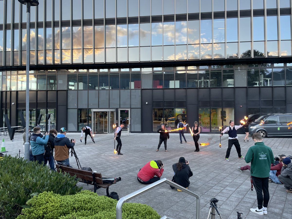 A'r ateb oedd troellwyr tan! <a href="/AstudioYDDS/">Astudio yn YDDS</a> <a href="/UwtsdF/">UWTSD Adventure Filmmaking</a> <a href="/yr_egin/">Canolfan S4C Yr Egin</a>  Cyfle i fyfyrwyr arbrofi'n weledol trwy saethu testun byw... Mae'r flwyddyn megis cychwyn...