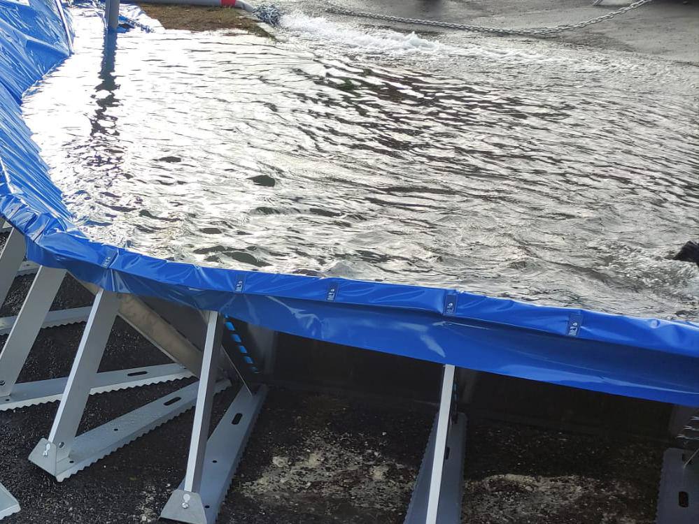 SecCivileFrance's tweet photo. 🌧️ La réserve nationale de la @SecCivileFrance se dote de nouveaux modèles de barrage anti-inondation.

👉 Une formation d'installation a été réalisée cette semaine à Jarnac (Charente) avec les personnels des établissements de soutien opérationnel et logistique (ESOL). https://t.co/CyHOxOW3HE