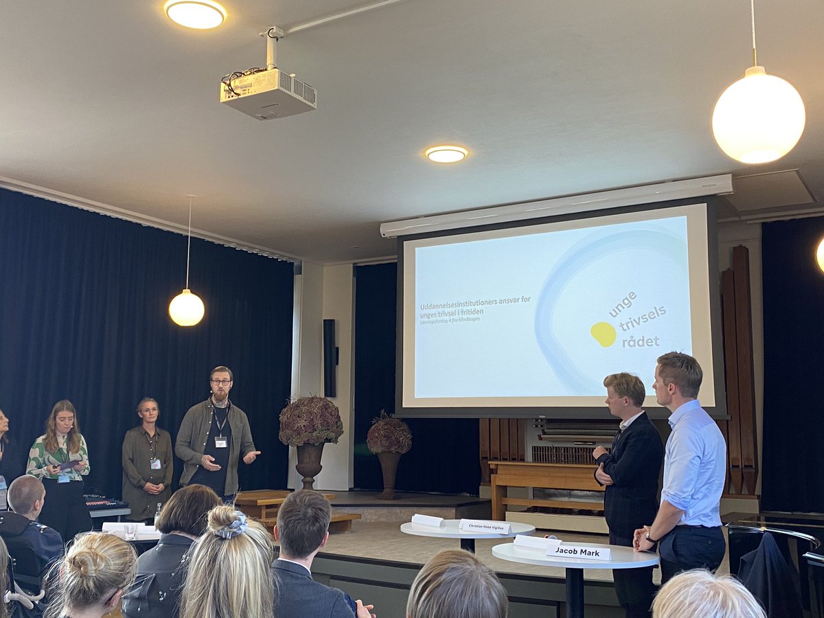 CHoldflod's tweet photo. .@benjaminbrixley, der er nyvalgt næstformand i @StudforumUC, har fået en stærk debut i en propfuld sal med præsentationen af vores forslag i Ungetrivselsrådet om fritidslivets betydning for unge i uddannelse 💪 Sejt.

#uddpol https://t.co/HgevhLXGv6