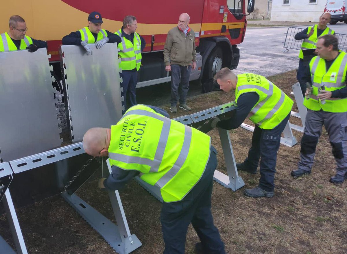 SecCivileFrance's tweet photo. 🌧️ La réserve nationale de la @SecCivileFrance se dote de nouveaux modèles de barrage anti-inondation.

👉 Une formation d'installation a été réalisée cette semaine à Jarnac (Charente) avec les personnels des établissements de soutien opérationnel et logistique (ESOL). https://t.co/CyHOxOW3HE