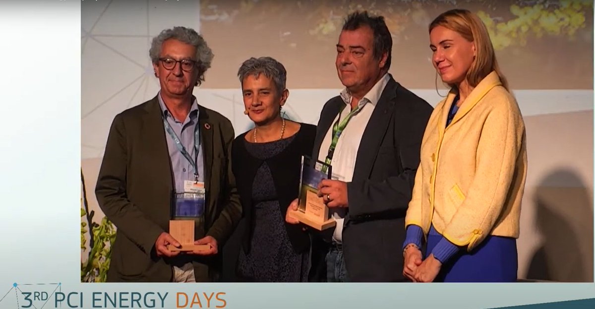 Ecology_Group's tweet photo. Premios Protección del Medio Ambiente "Award Good Practice of the Year" "Biotransporte " para Miguel Ferrer (CSIC) y Red Eléctrica concede la Comisaria de Energía de la UE. Desde. 1:32” AL 1:36”
https://t.co/IIYRiQEruG 
@RedElectricaREE @EU_Commission 
#PCIdaysEU  #EUGreenDeal https://t.co/qIwTB4Kw5J