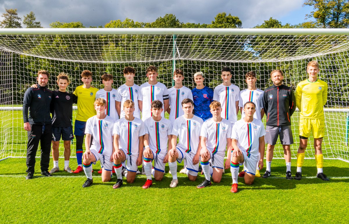 MillfieldSenior's tweet photo. 😀It was great to see OM’s Romeo Beckham and Harry Crawford joining the training session with 1stXI (U18) and 2ndXI (U18) Millfield Football teams and catching up with former coaches yesterday. We hope you had a great afternoon! ⚽ https://t.co/P6klvg4ET3