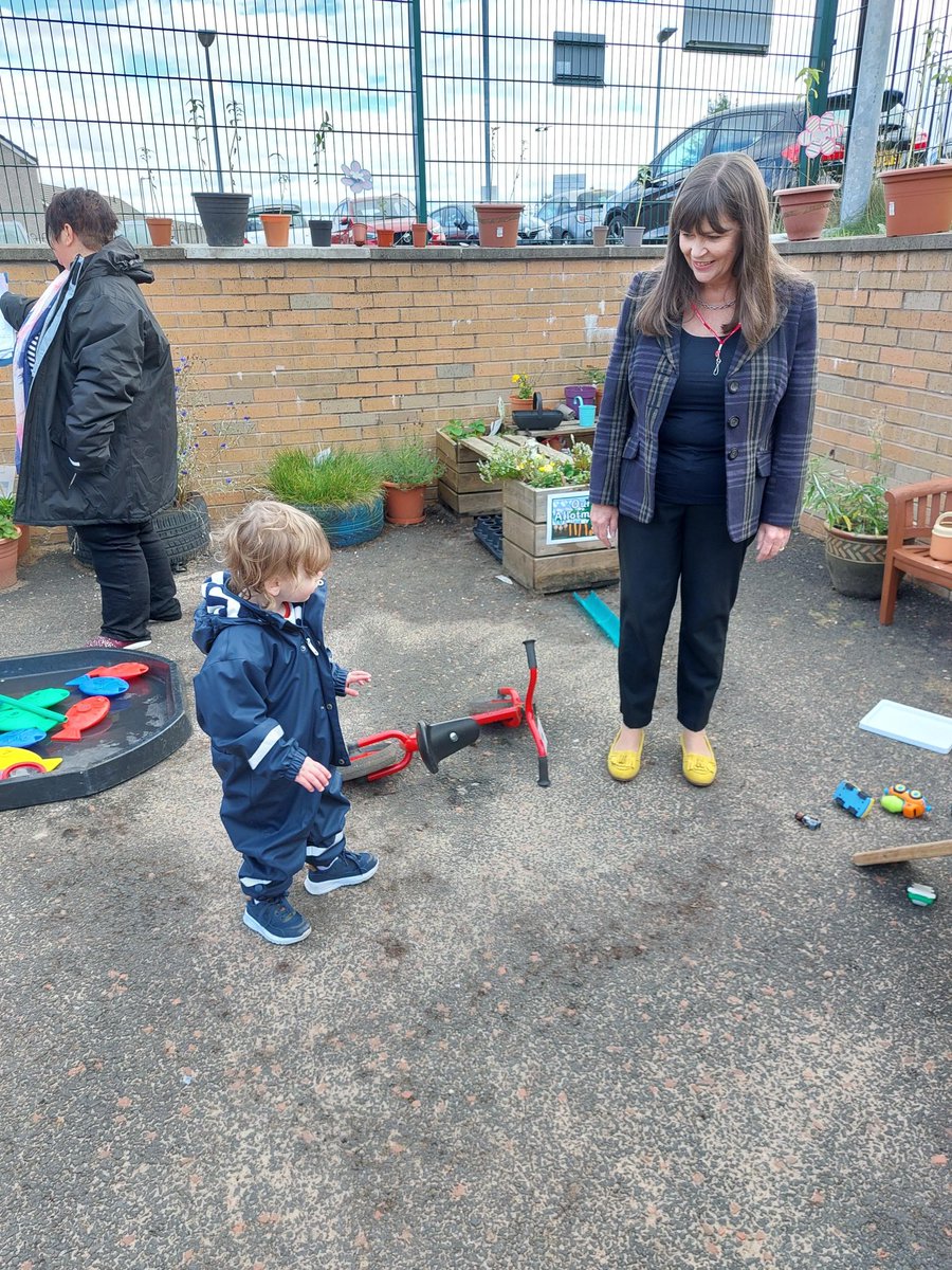 InverclydeELC's tweet photo. Lovely to experience @MathsWeekScot
@CentreGlenbrae with a special visit from @haughey_clare. https://t.co/SLZvTa0OYp