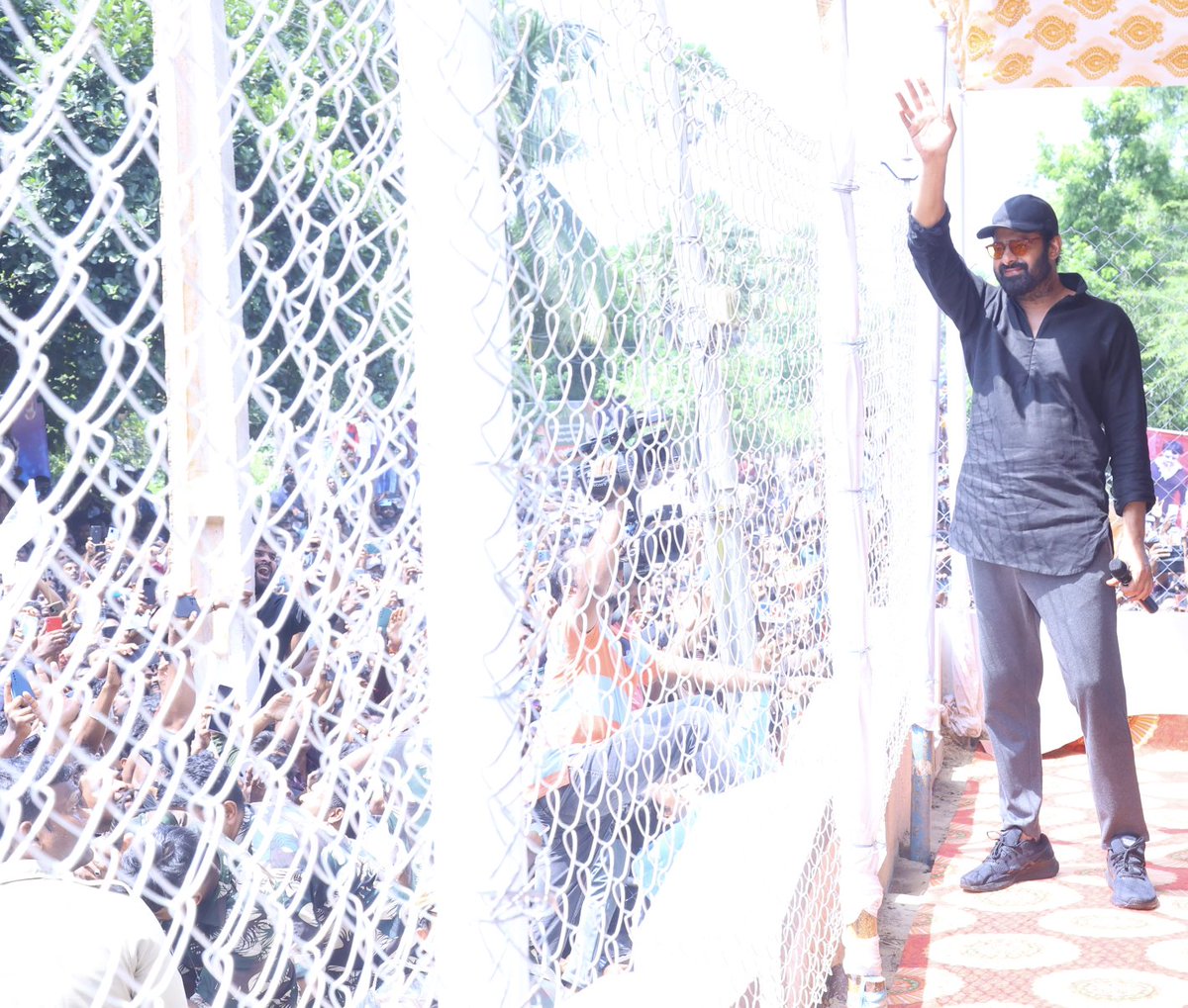 PrabhasRaju's tweet photo. #PrabhasAtMogalthuru https://t.co/ljBwAlv0DH