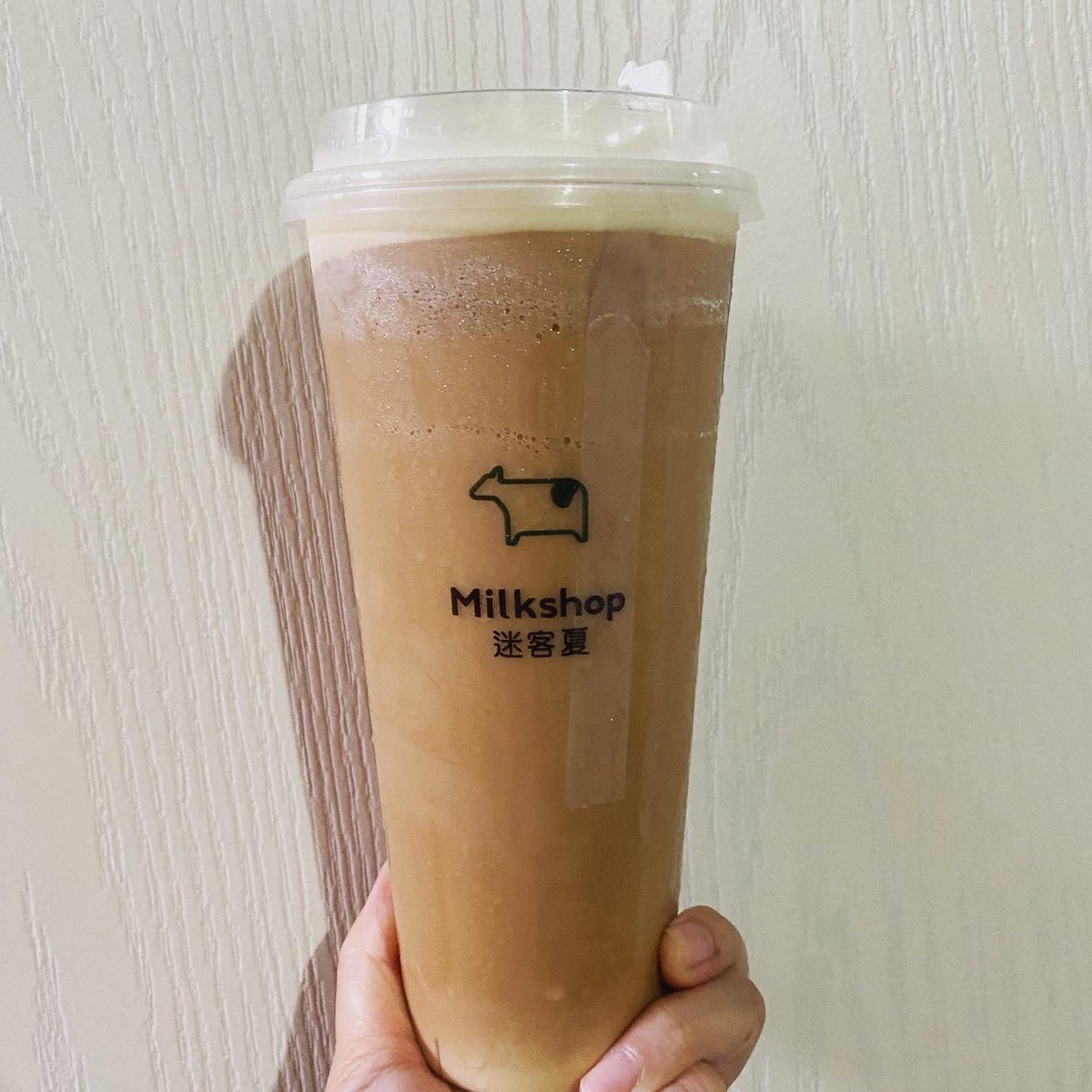 penghu_blue's tweet photo. 🥤迷客夏澎湖馬公民生店
澎湖にも迷客夏ができました🥛
でもこの日は牛乳が売り切れ😂
なのでKUMO伯爵紅茶というミルククリーム+アールグレイティーを注文してみました🐄
次行く時は鮮奶茶が買えるといいな😚
#澎湖の飲料店
#迷客夏 #milksha #milkshop https://t.co/K9IAXasyKH