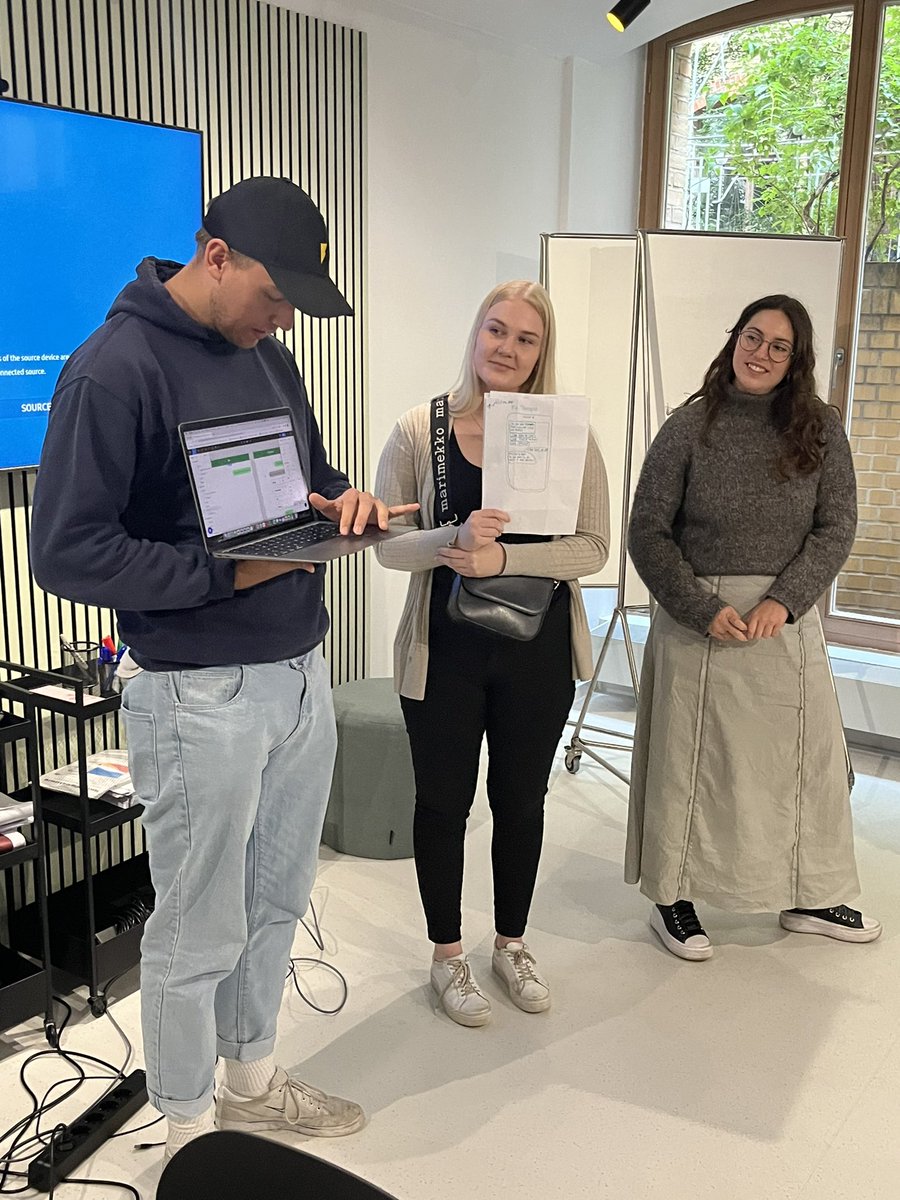 @Ch1nges and Christoph Gerling from <a href="/hiig_berlin/">HIIG Berlin</a> are making #designthinking come to life - thanks so much for the great lecture and workshop!