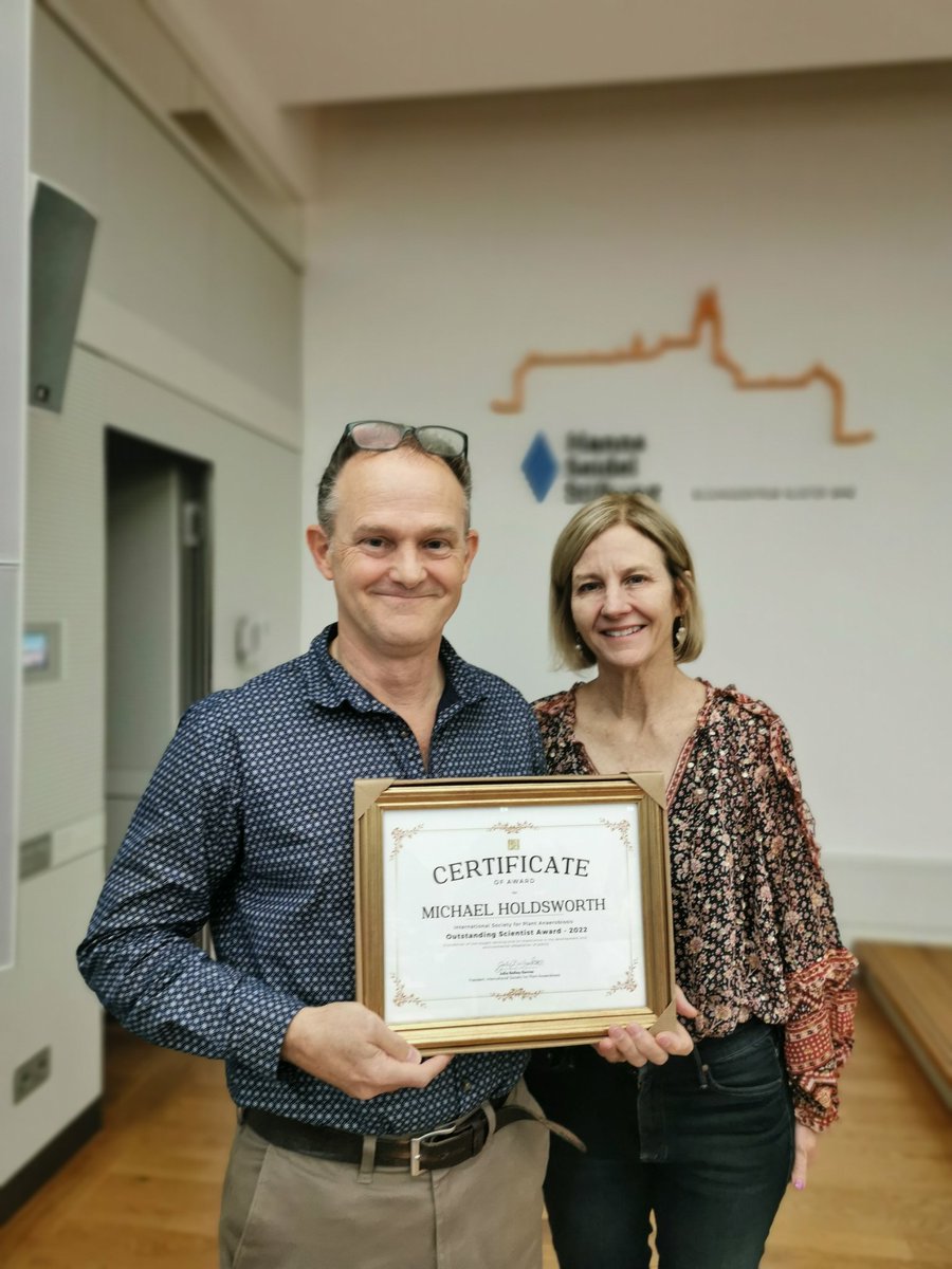 <a href="/N_end_rules/">Michael J. Holdsworth</a> received the ISPA outstanding scientist award from <a href="/jnbserres/">julia serres</a> for his significant contributions to the field at #ISPA2022DE