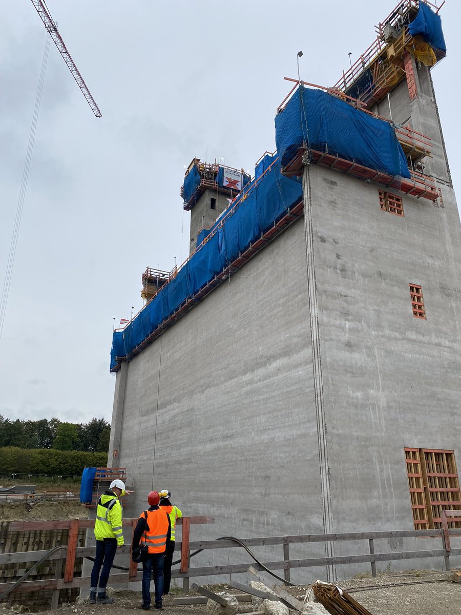 Heute mit dem <a href="/abendblatt/">Hamburger Abendblatt</a> Baustellenbesichtigung von @eew_group in #Stapelfeld. Der Gleitbau für den Abfallbunker schreitet mit 20cm pro Stunde voran und steht aktuell bei 53,30m Am Sonnabend wird die volle Höhe von 62 m erreicht sein.