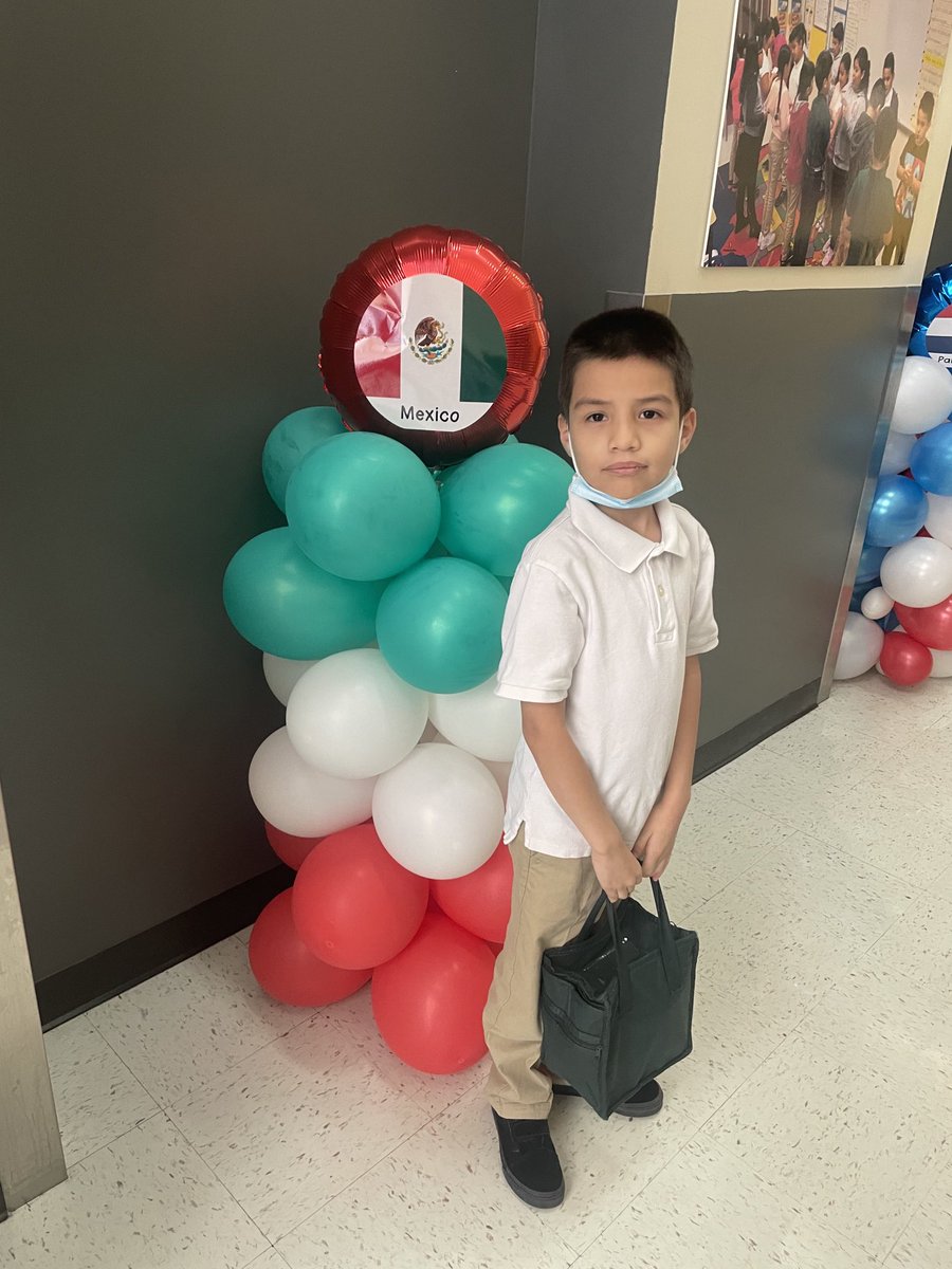 MariaSa04417256's tweet photo. Celebrando el Mes de la Herencia Hispana, nuestros estudiantes honran sus raíces aprendiendo un poco de las culturas hispanas. ⁦@HBGonzalezPLA⁩ #HispanicHeritageMonth. https://t.co/F1AIWRVJWZ