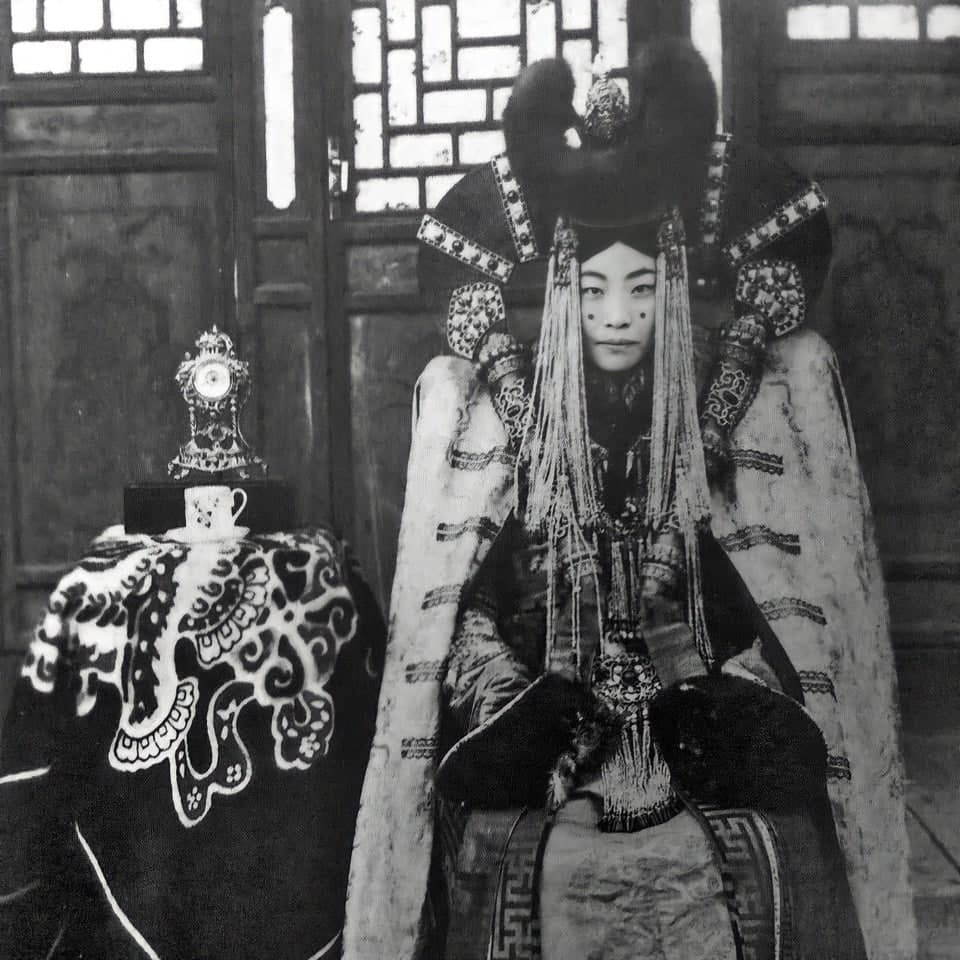 MC_Floh's tweet photo. @historydefined Queen #Genepil (1905 – May 1938, executed by Russian troops as part of the Stalinist repressions in Mongolia) was the last #Queen of #Mongolia.

(Fun Fact: The look of the #Star #Wars character Queen #Padmé #Amidala was inspired by her.) https://t.co/sEFJTpvaxE